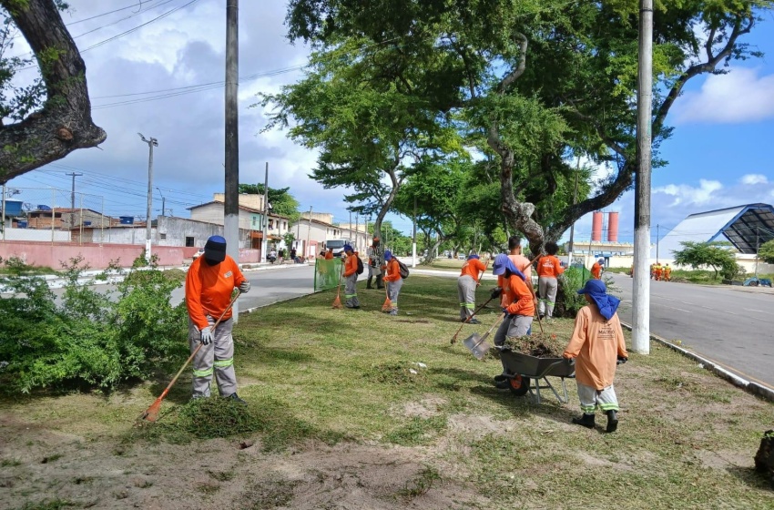 Limpeza Urbana realiza mutirão de manutenção com apoio das equipes do Projeto Praça é Massa