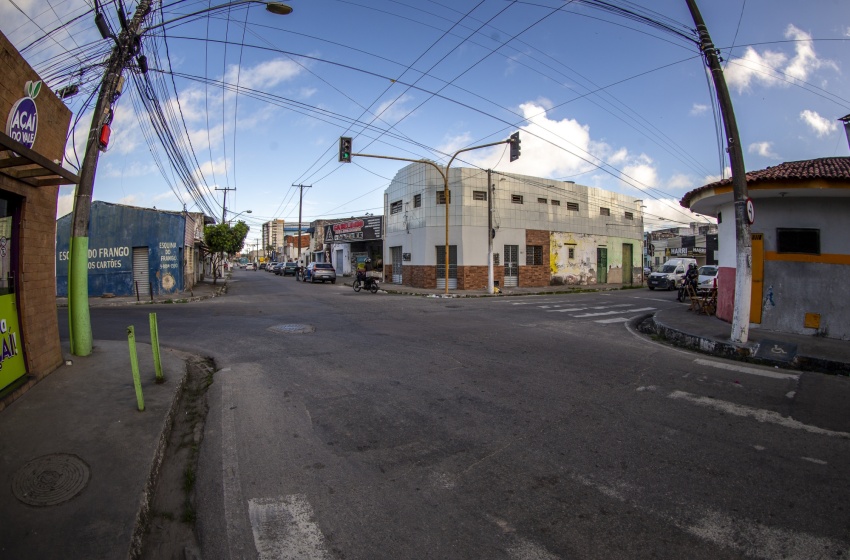 Obra em rede de drenagem modifica trânsito no Poço neste domingo (30)