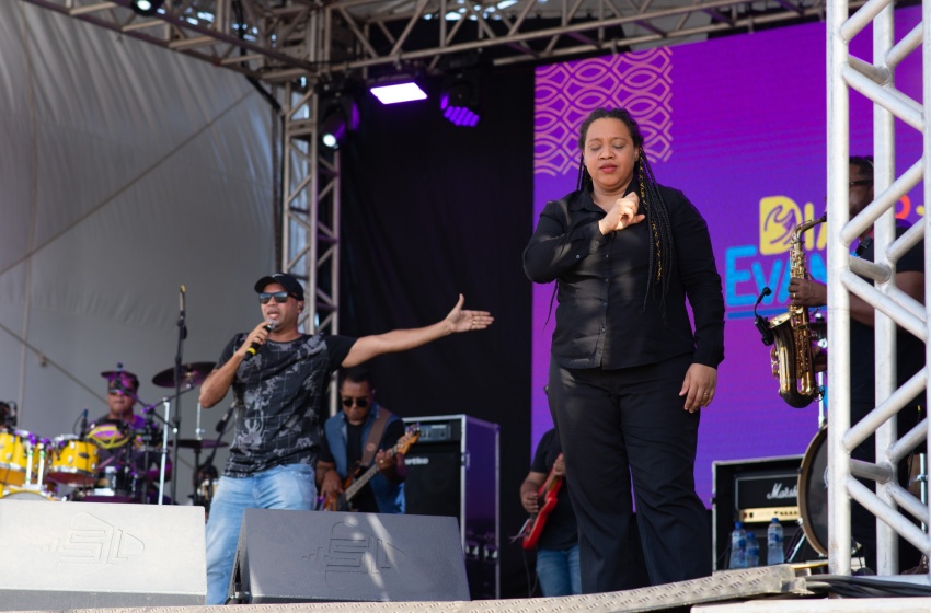 Prefeitura promove inclusão com acessibilidade e tradução de libras nos shows do Dia do Evangélico