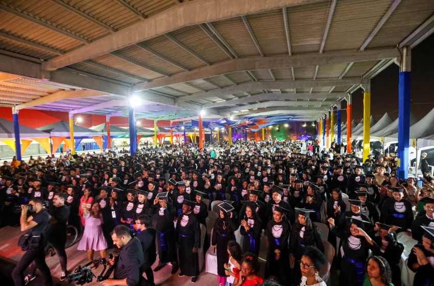 Ex-alunos contam como foi participar de formatura unificada
