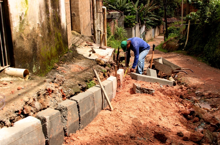 Prefeitura de Maceió inicia obra de calçamento em via de acesso à Grota da Alegria