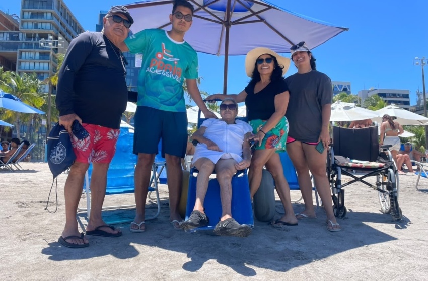 Após quatro anos, idosa volta a tomar banho de mar com apoio do Praia Acessível em Maceió