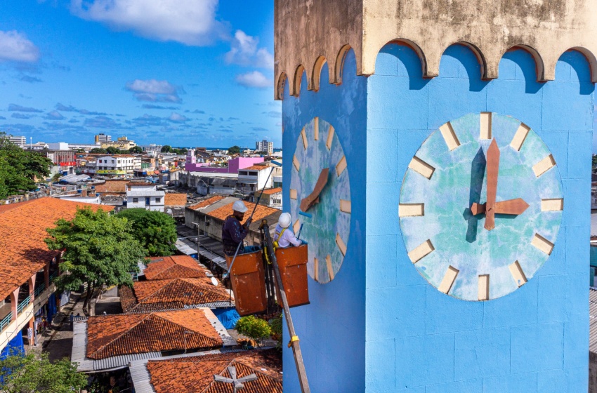 Colorir é Legal: torre do relógio no Mercado do Artesanato recebe nova pintura