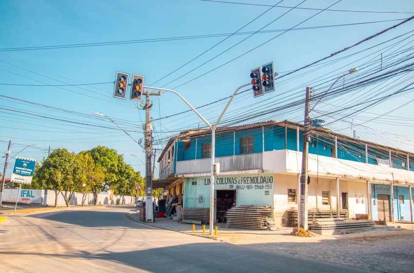 Semáforo é instalado em cruzamento no Benedito Bentes