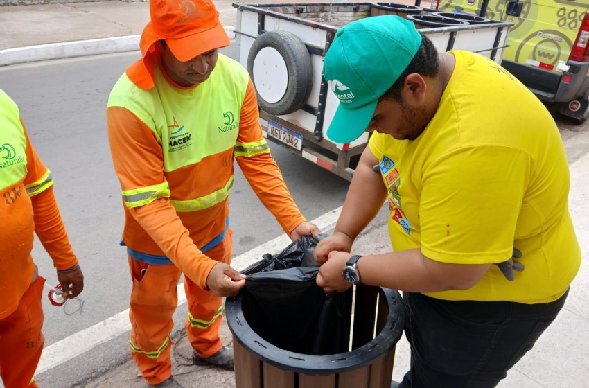 Alurb distribui lixeiras para comerciantes do Pontal da Barra