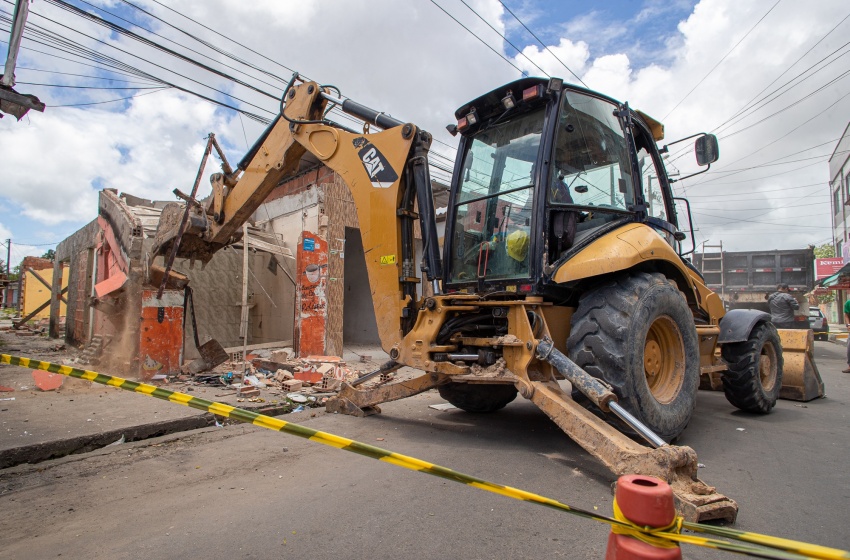 Operação remove barracas para dar celeridade à construção do novo Mercado do Tabuleiro
