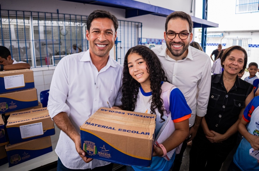 Prefeito Rodrigo Cunha entrega mais de mil kits escolares na Escola Municipal Jaime Miranda