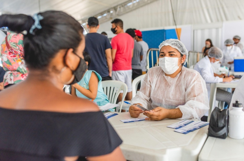 Vacinação contra a Covid-19 gera expectativa e emociona maceioenses