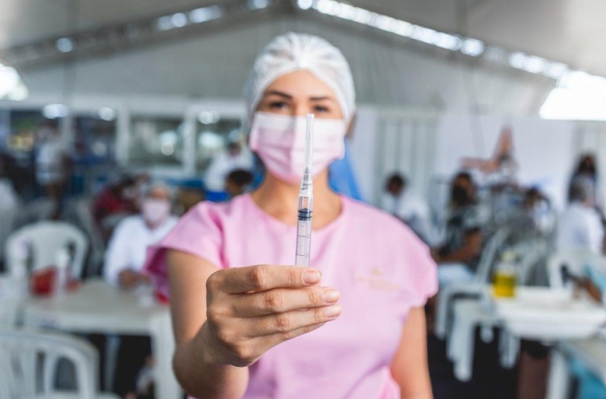 Maceió começa a vacinar pessoas com 25 anos ou mais com a 4ª dose