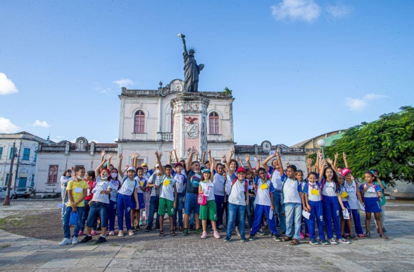 Alunos da Escola Municipal Floriano Peixoto participam de aula de campo no Jaraguá