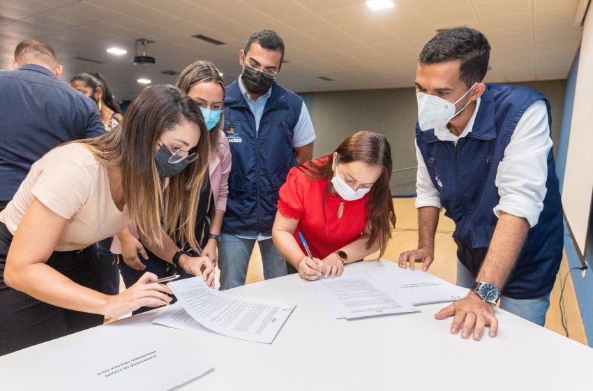 Profissionais do Criança Feliz participam de cerimônia de assinatura de contrato