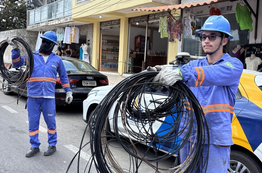 Prefeitura de Maceió inicia retirada de fios sem uso dos postes no Pontal da Barra