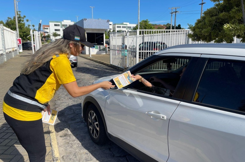 Ação educativa alerta motoristas para evitar fila dupla