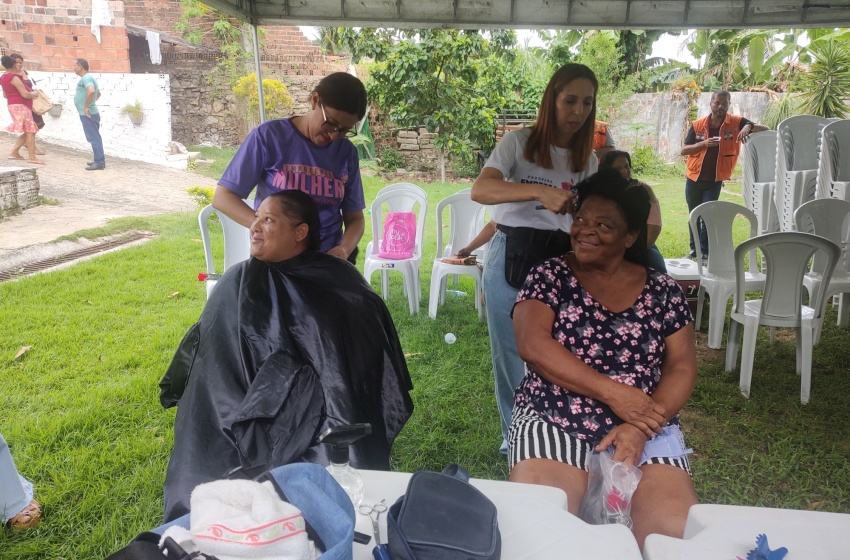 Moradoras de Fernão Velho celebram mês da mulher com tarde de beleza e bate-papo