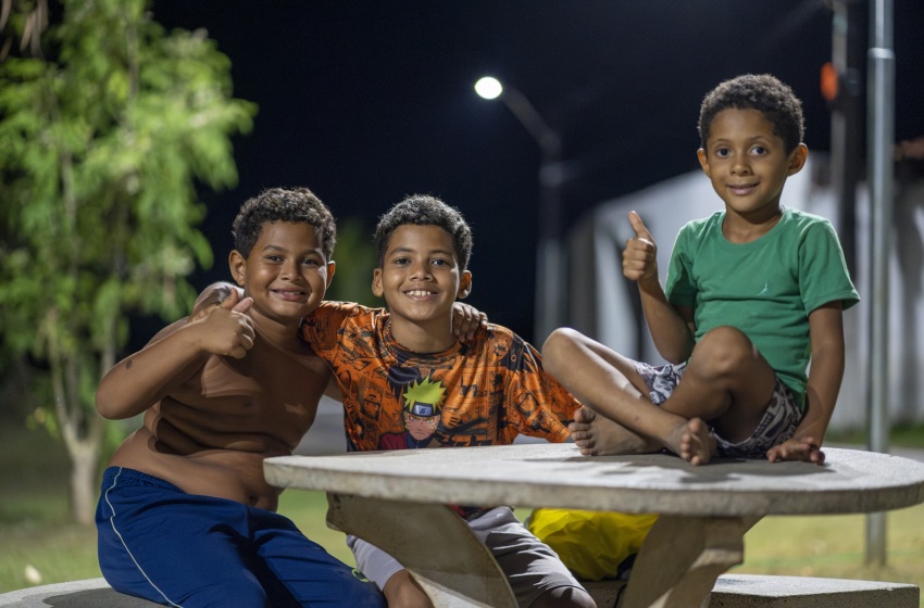 Iluminação em LED atrai população de volta às áreas públicas de Riacho Doce