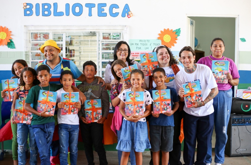 Estudantes recebem livros do projeto Somos Gênios Socioemocional