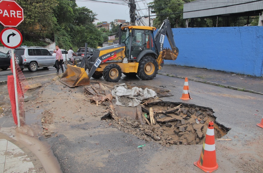 Prefeitura utiliza tecnologia robotizada para recuperar rua no Farol