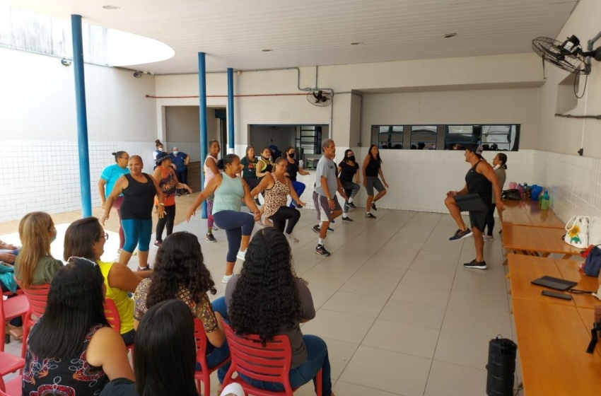 Grupo de Zumba do Cras Terezinha Normande se apresenta na sede da Semas