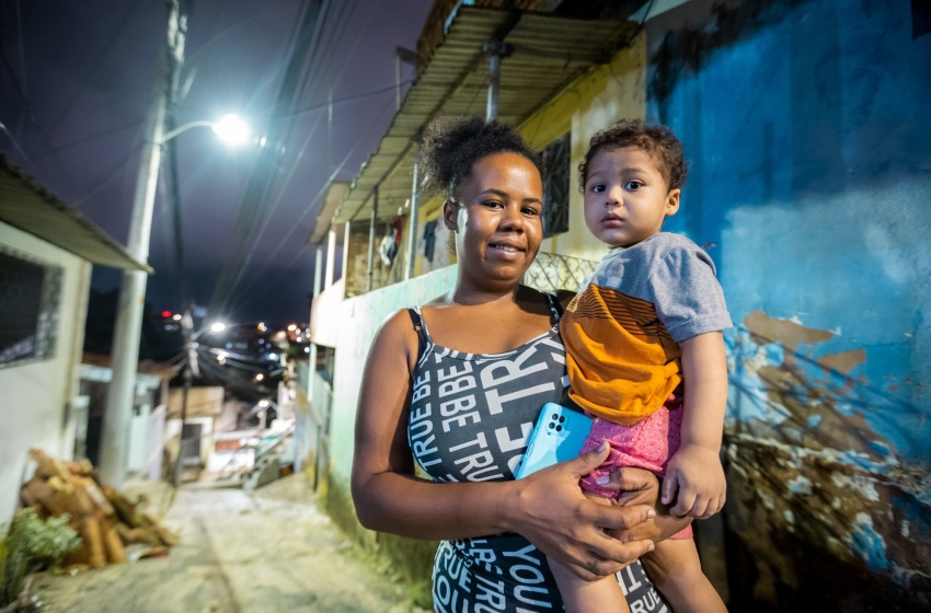Moradores de grota comemoram iluminação 100% LED na comunidade