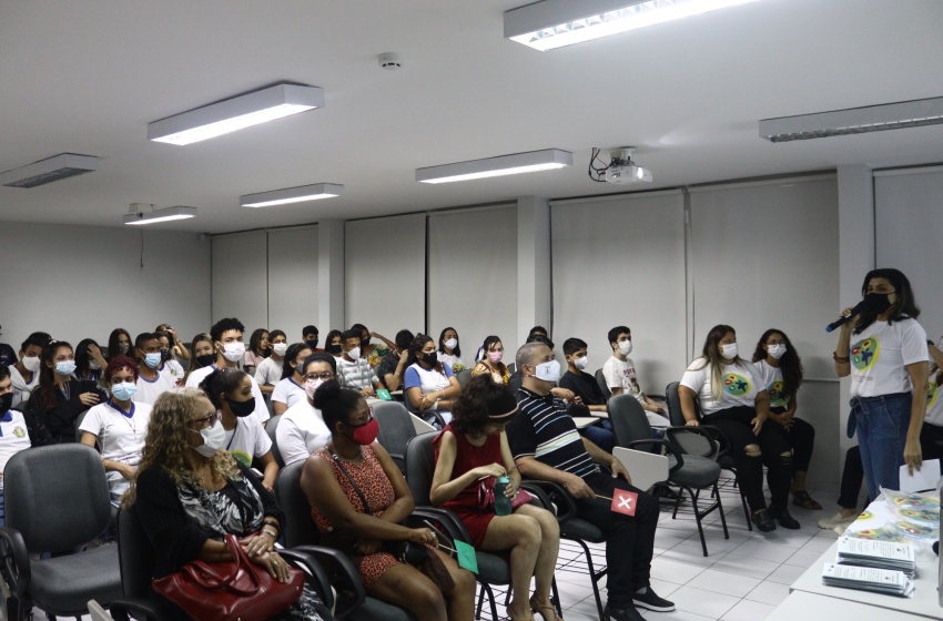 Estudantes participam de palestra sobre Estatuto do Idoso