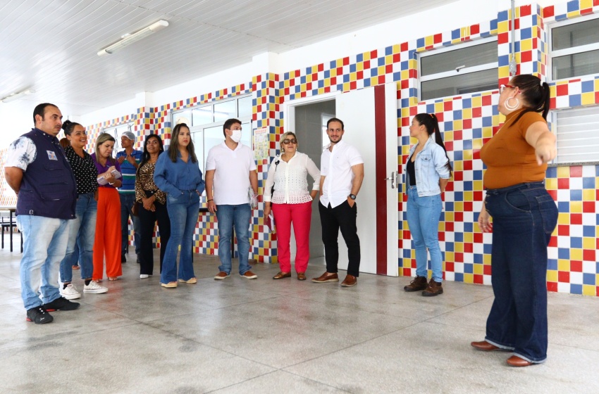 Secretário de Educação visita escolas que abrigaram famílias durante as enchentes