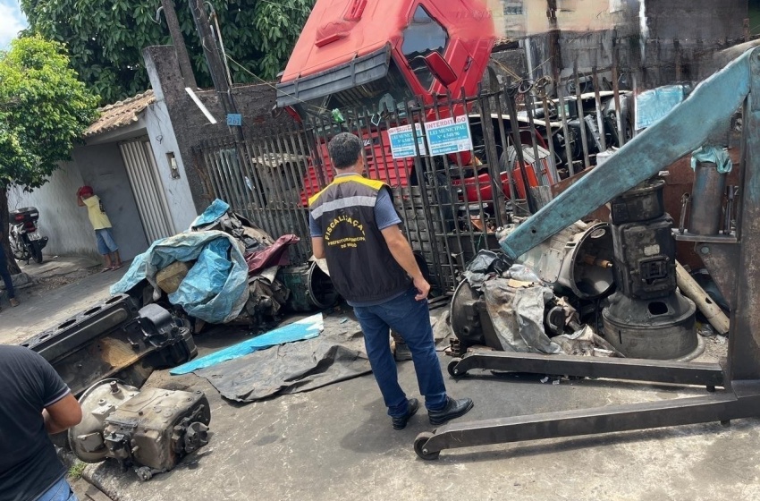 Convívio Social desobstrui calçada usada de forma irregular por oficina mecânica na Santa Lúcia