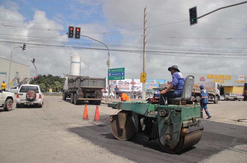 Operação tapa-buraco recupera vias na parte alta de Maceió