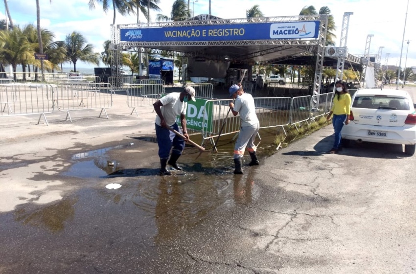 Bairros do Bom Parto, Farol e Jaraguá passam por limpeza e desobstrução de galerias