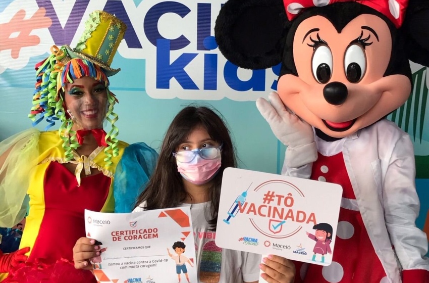 Crianças recebem ‘Certificado de Coragem’ em postos de vacinação com ambientação temática