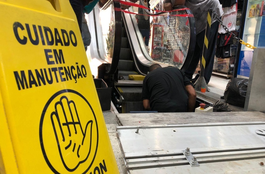 Equipes realizam manutenção para reativar escada rolante do Shopping Popular