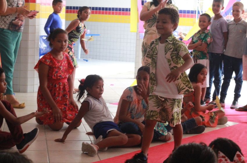 Estudantes participam do 1º Desfile de Primavera em alusão à semana das crianças