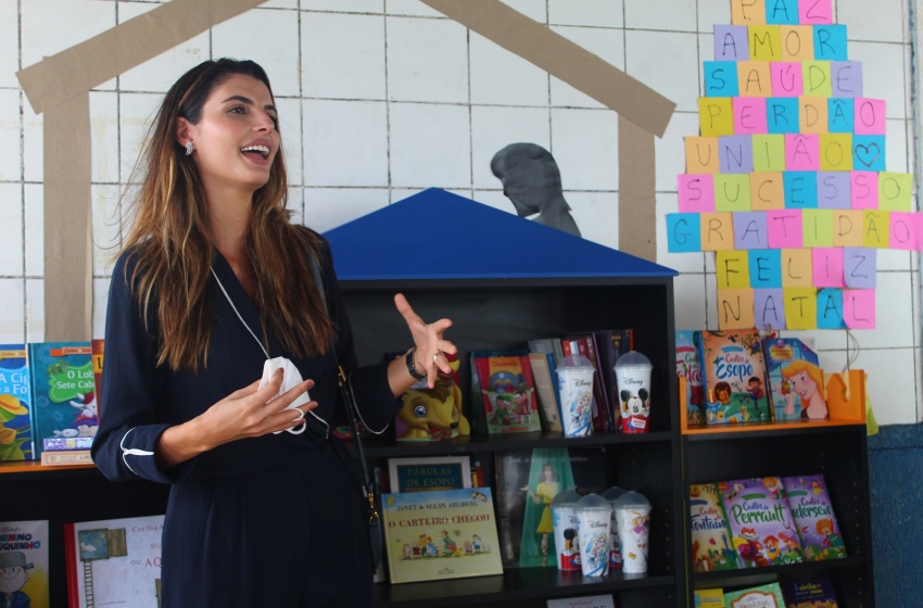 Primeira-dama participa da entrega de 200 livros à escola da rede municipal