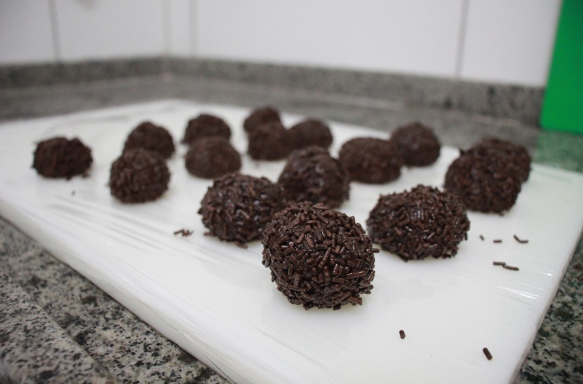 Educação realiza aferição prática de brigadeiro de biomassa para futuras ações de educação alimentar e nutricional