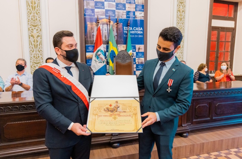 Prefeitura homenageia voluntários que atuaram no Ônibus da Vacina da Cruz Vermelha