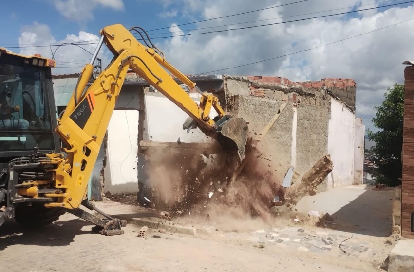 Sete imóveis com risco de colapso foram demolidos no bairro do Farol