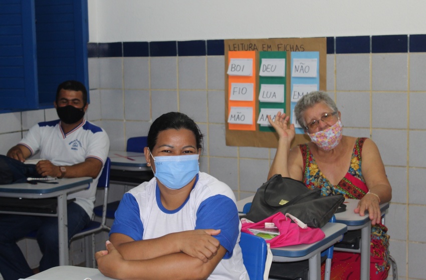 Escola Paulo Bandeira promove palestra sobre envelhecimento saudável para alunos da Educação de Jovens, adultos e Idosos