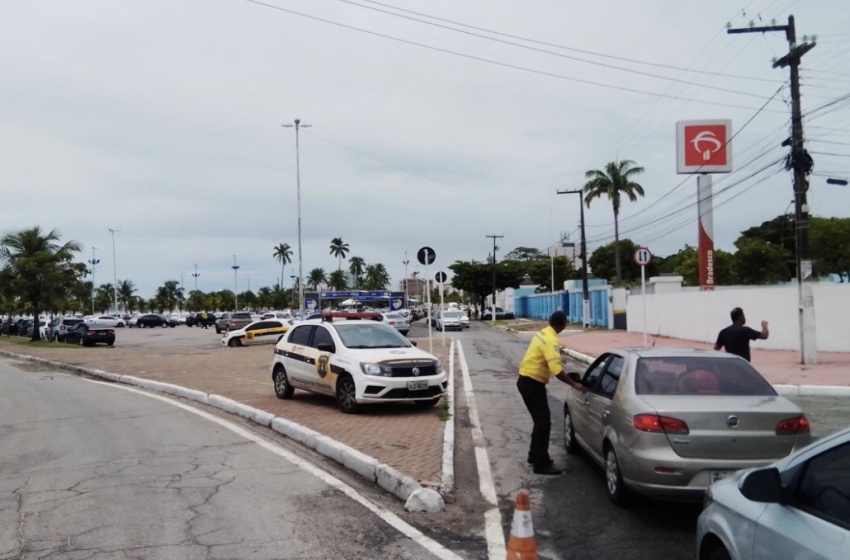 Agentes da SMTT prestam apoio durante vacinação contra a Covid-19