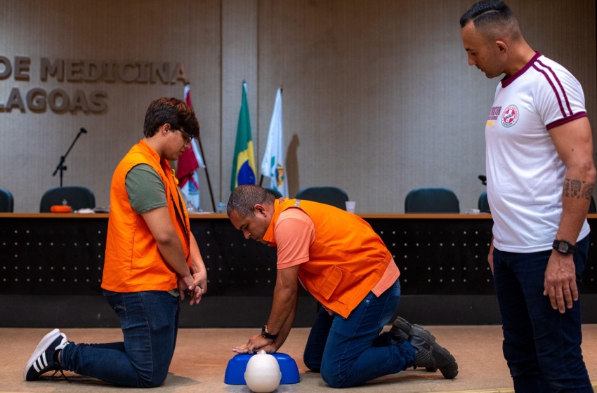 Curso de primeiros socorros é ministrado para agentes da Defesa Civil