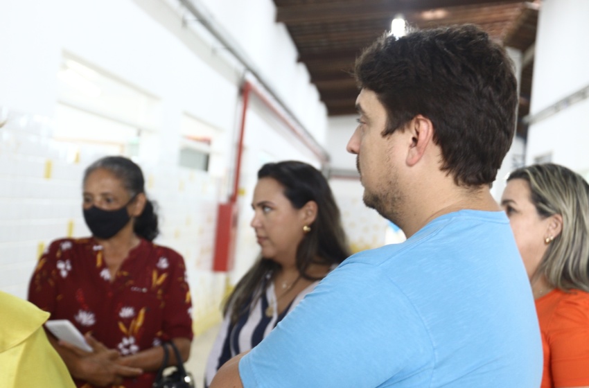 Secretário de Educação visita escolas na Santa Lúcia e ouve demandas dos professores