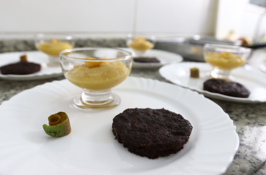 Com brownie de banana e cacau, cozinheira da rede de ensino disputa a final do 4º Concurso de Merendeiras