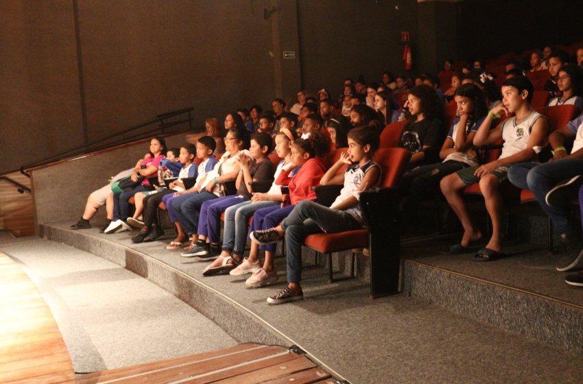 Estudantes assistem peça teatral que mostra a importância da água no planeta