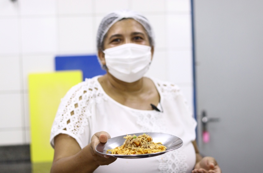 Vídeo do preparo da macarronada com carne de jaca é gravado para merendeiras de escolas municipais