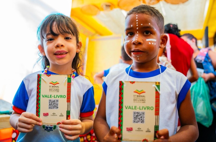 Prefeitura de Maceió distribui mais de 15 mil vales-livros para estudantes e professores durante a Bienal