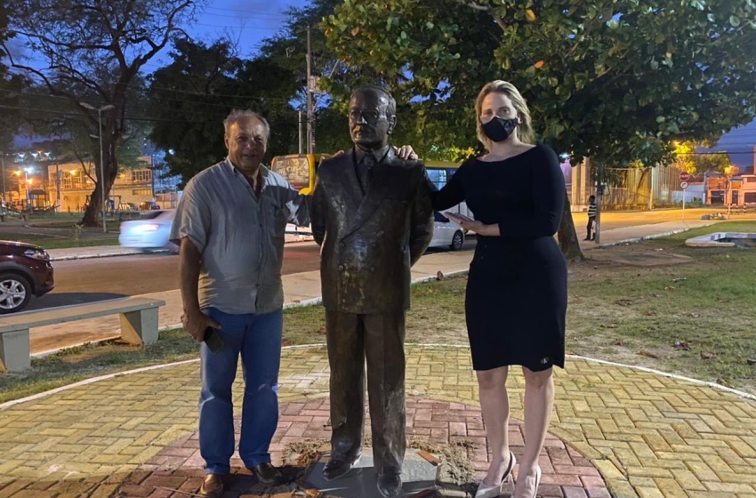 Estátua do escritor Jorge de Lima é recolocada na Praça Sinimbú