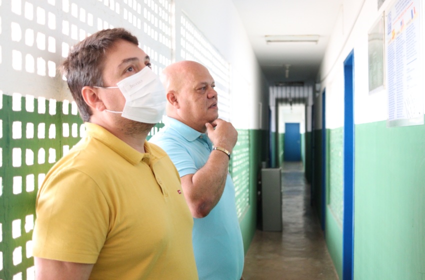 Secretário de Educação realiza visita técnica à escola e Núcleo de Línguas Estrangeiras do Jacintinho