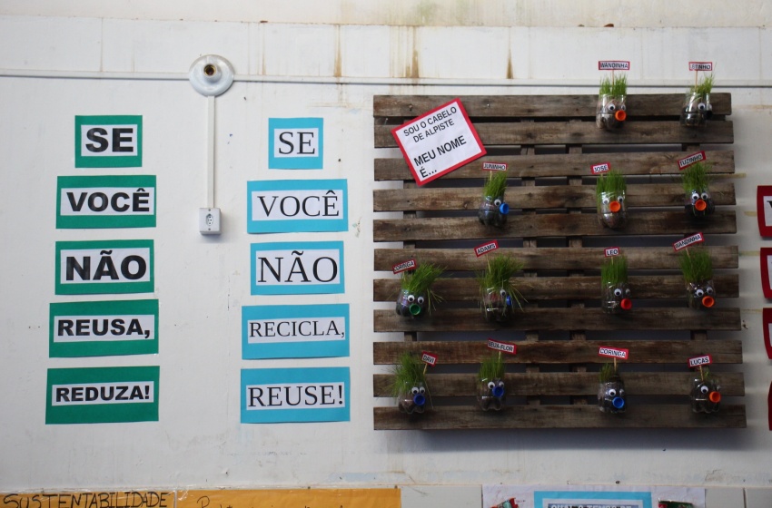 Estudantes criam objetos e obras artísticas com materiais recicláveis