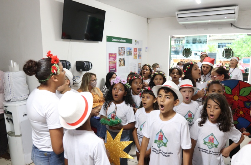 Servidores da Educação recebem homenagem de alunos da Escola Nosso Lar I