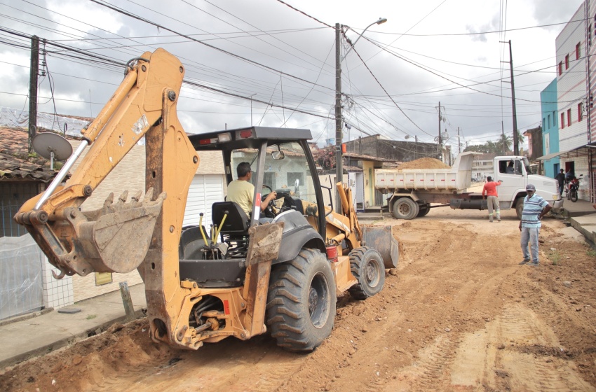 Prefeitura de Maceió inicia aplicação de calçamento na Travessa dos Artistas