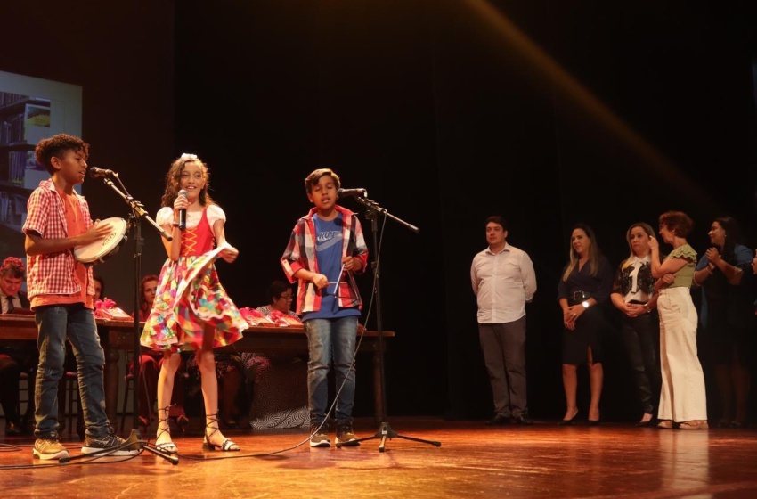 Estudantes de escolas municipais recebem premiação de 1º e 2º lugares no Prêmio MPT na Escola