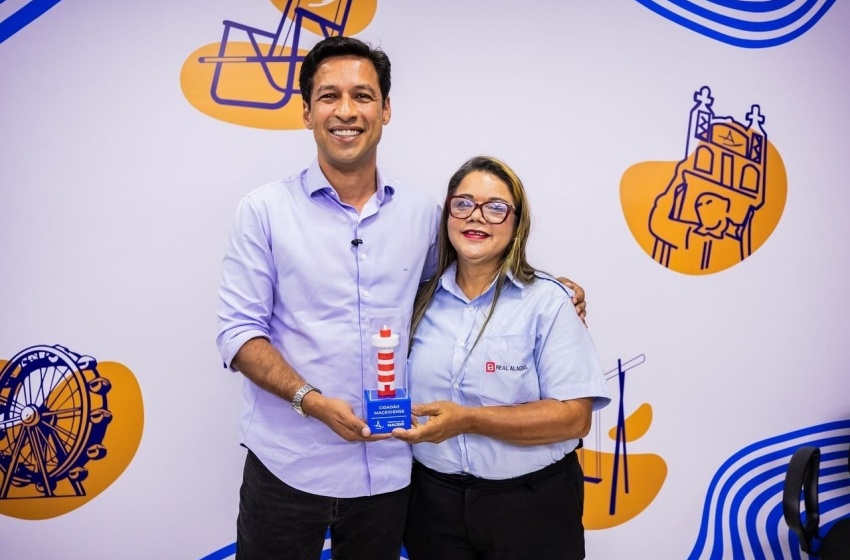 Prefeito Rodrigo Cunha homenageia motorista do Ônibus da Mulher pelo trabalho em Maceió